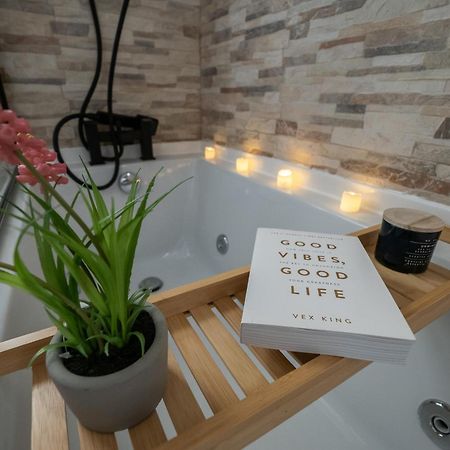 포츠머스 Seaside Retreat: Luxury 1-Bed, Free Parking 아파트 외부 사진