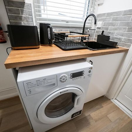 포츠머스 Seaside Retreat: Luxury 1-Bed, Free Parking 아파트 외부 사진