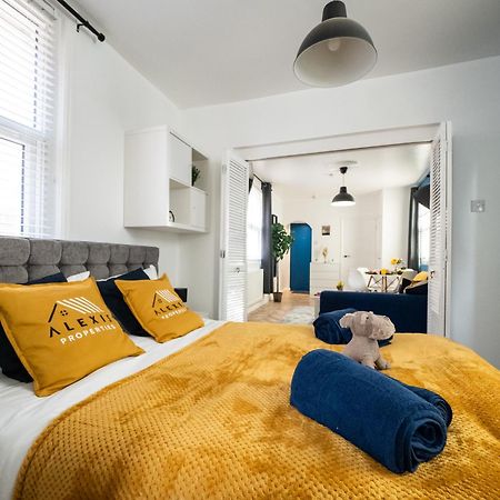 포츠머스 Seaside Retreat: Luxury 1-Bed, Free Parking 아파트 외부 사진