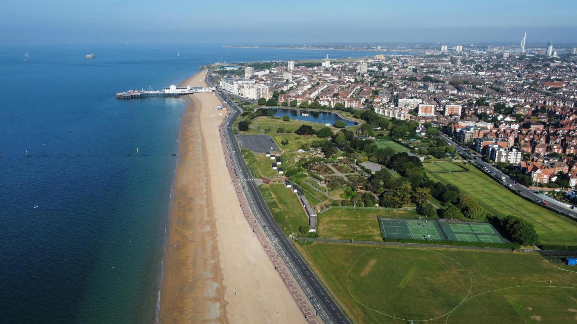 포츠머스 Seaside Retreat: Luxury 1-Bed, Free Parking 아파트 외부 사진