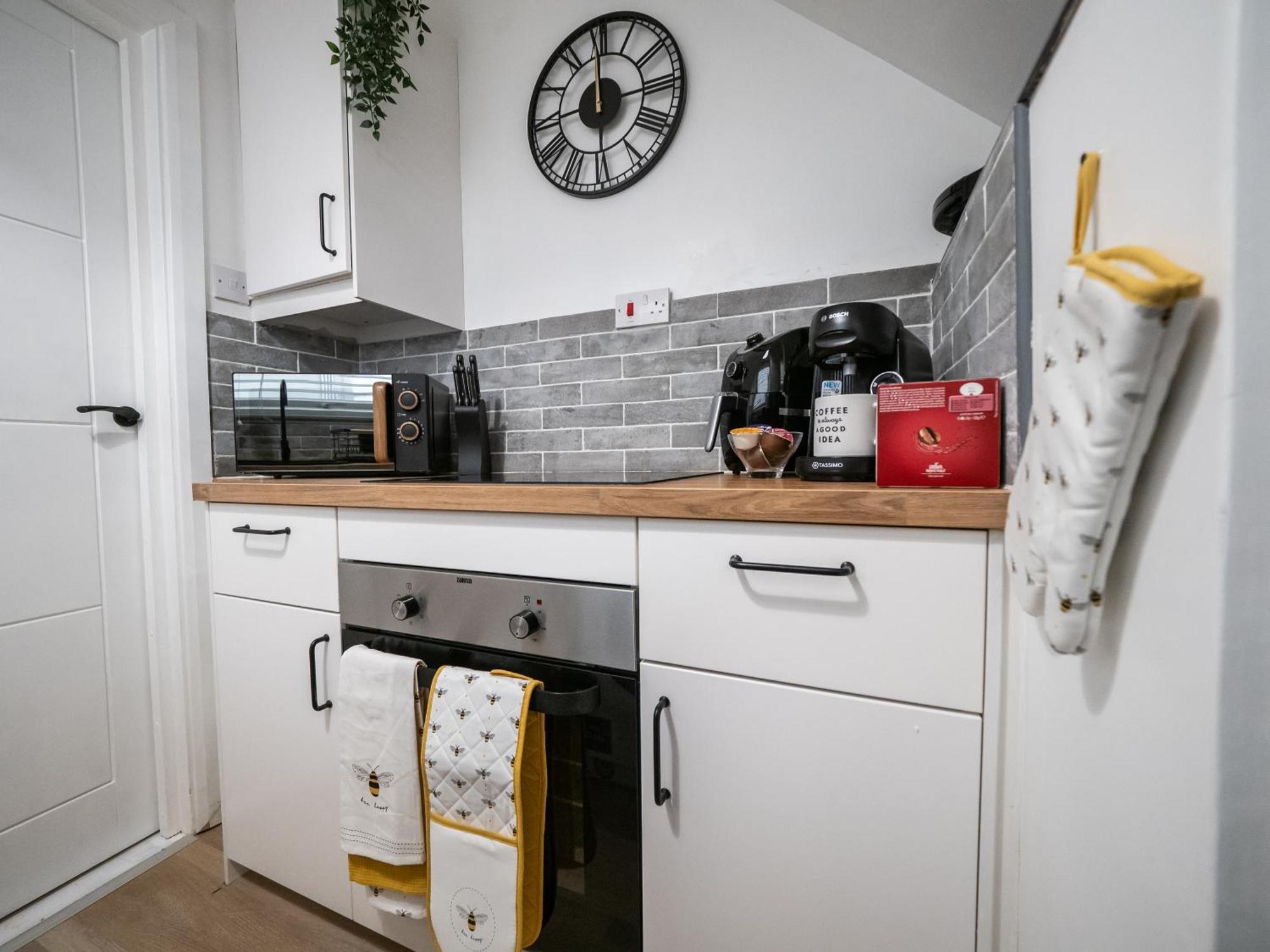 포츠머스 Seaside Retreat: Luxury 1-Bed, Free Parking 아파트 외부 사진