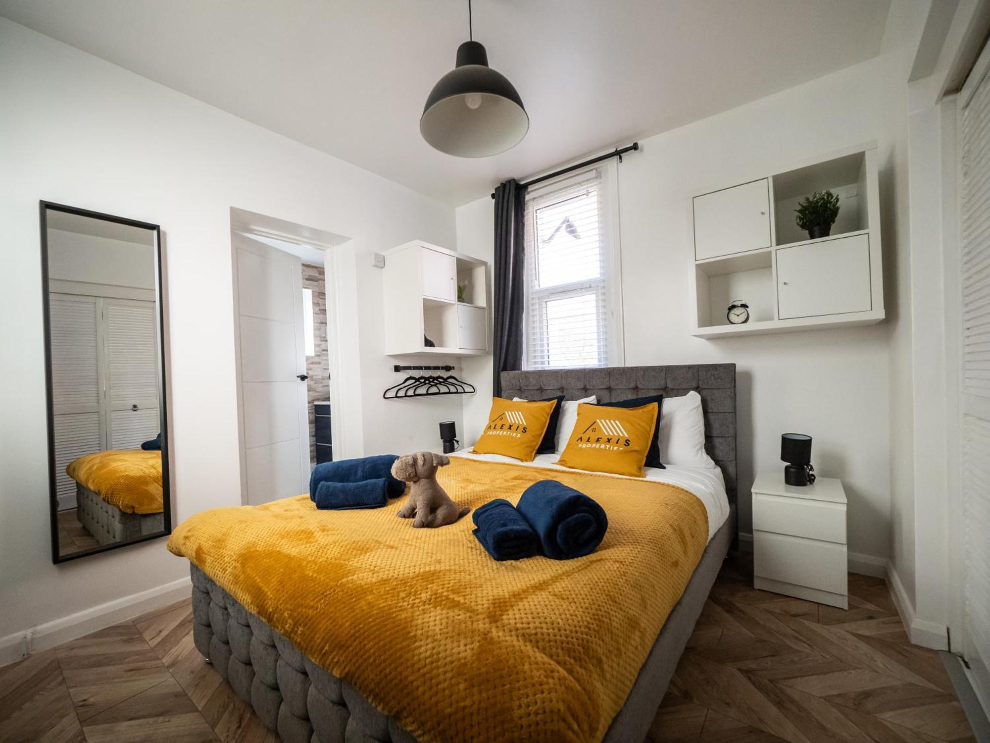 포츠머스 Seaside Retreat: Luxury 1-Bed, Free Parking 아파트 외부 사진