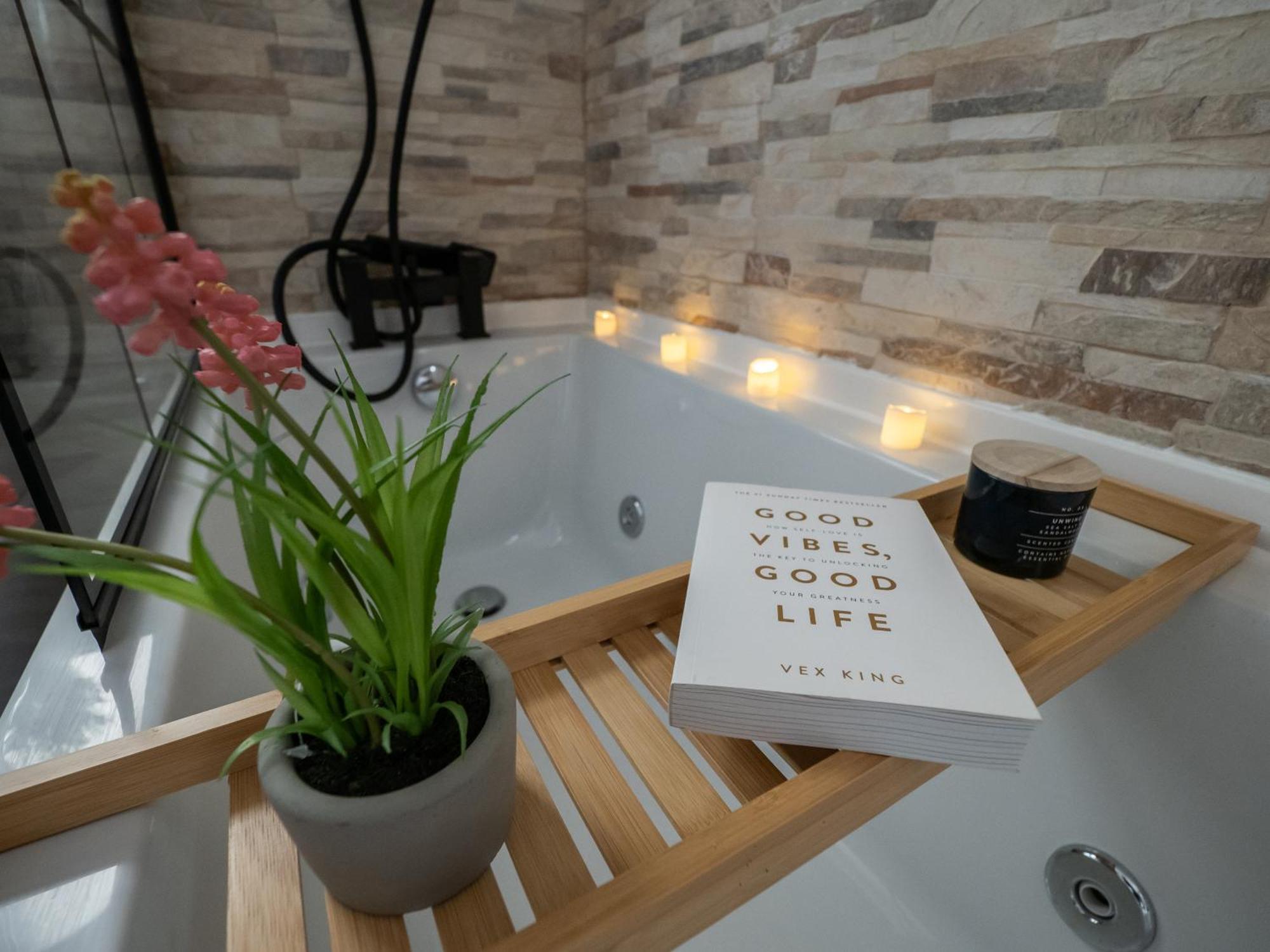 포츠머스 Seaside Retreat: Luxury 1-Bed, Free Parking 아파트 외부 사진