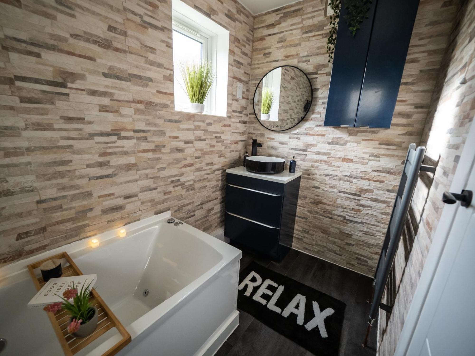 포츠머스 Seaside Retreat: Luxury 1-Bed, Free Parking 아파트 외부 사진