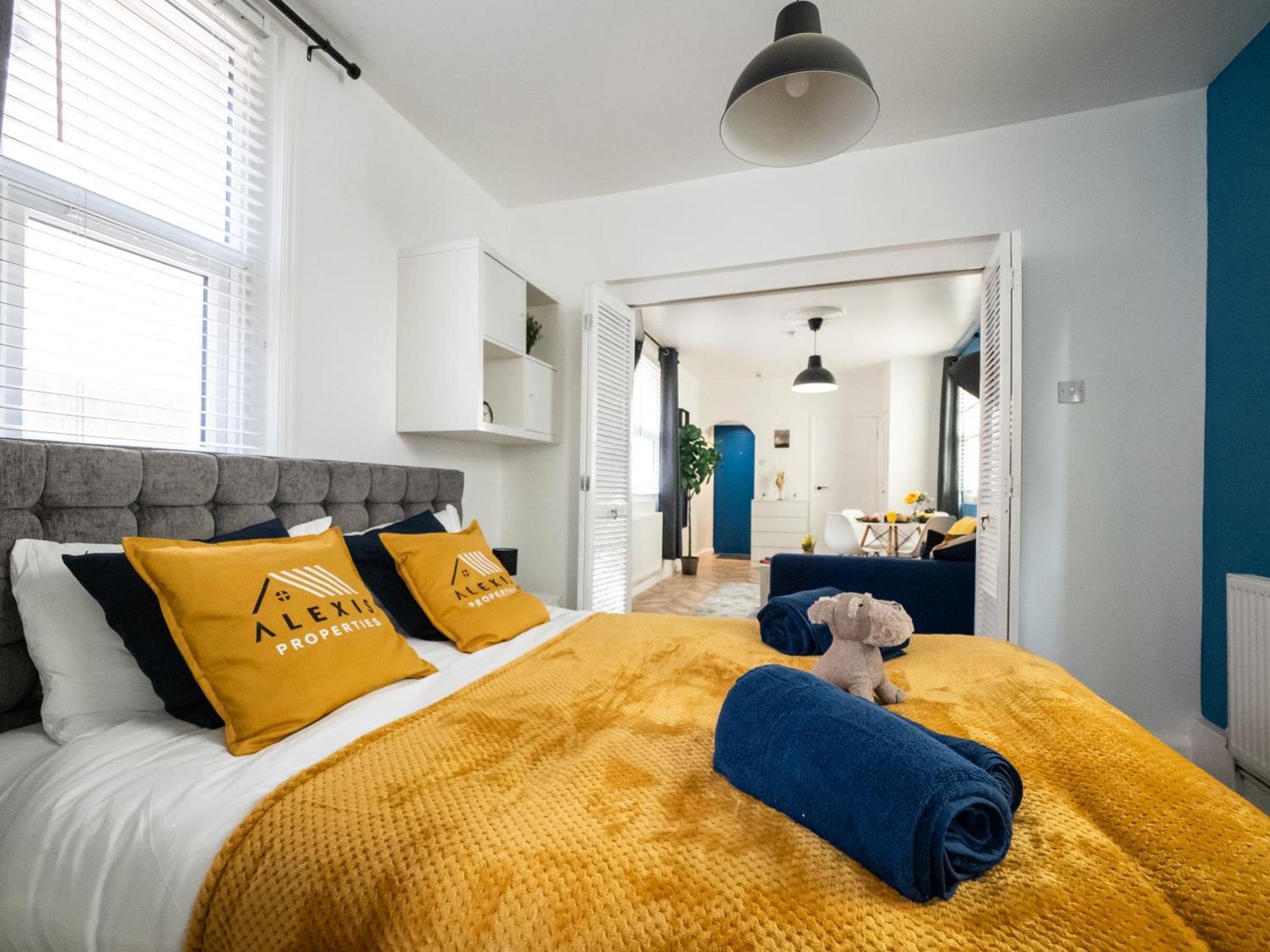 포츠머스 Seaside Retreat: Luxury 1-Bed, Free Parking 아파트 외부 사진