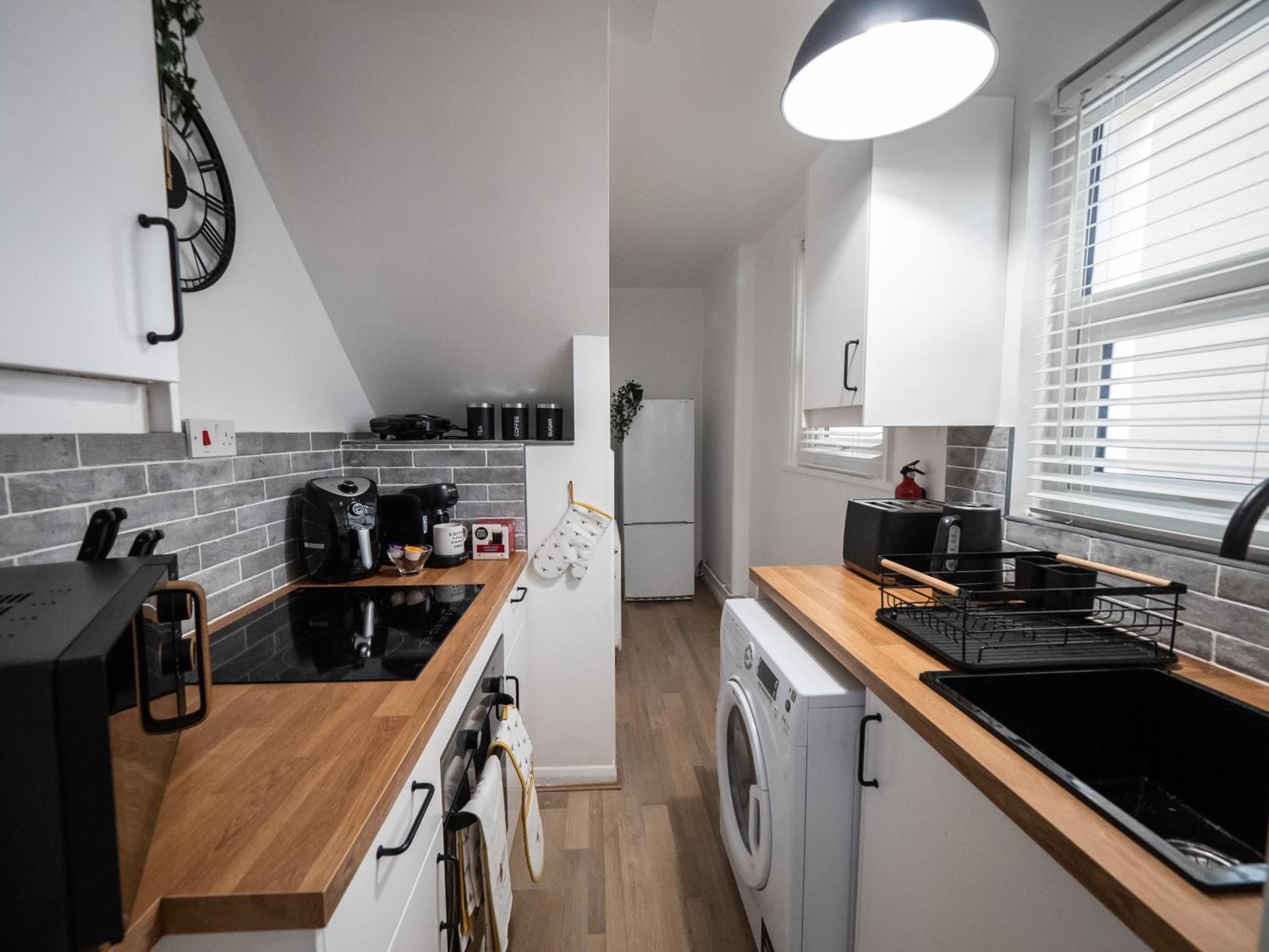 포츠머스 Seaside Retreat: Luxury 1-Bed, Free Parking 아파트 외부 사진